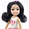 Barbie Chelsea CLUB Brunette con Maglietta Stampa Arcobaleno FXG77