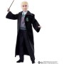Mattel HMF35 Harry Potter - Draco Malfoy con uniforme di Hogwarts Casa Serpeverde e la sua bacchetta