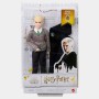 Mattel HMF35 Harry Potter - Draco Malfoy con uniforme di Hogwarts Casa Serpeverde e la sua bacchetta