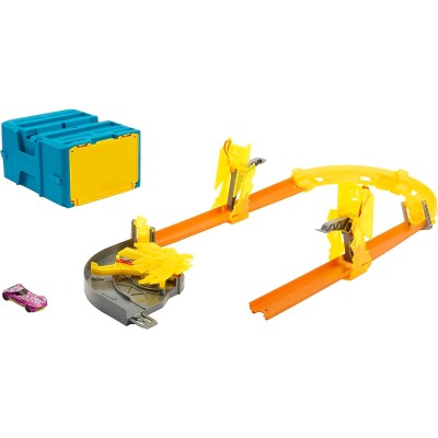 Hot Wheels HMC03 Box Track Builder con 1 veicolo, 12 pezzi pista e accessori